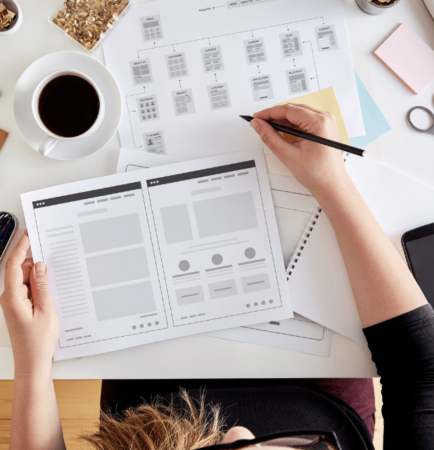 Bild von Tisch mit Dokumenten zur Planung Bild von Tisch mit Dokumenten zur Planung