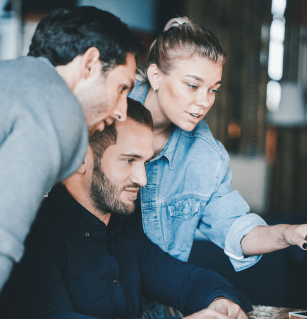 Bild von drei Leuten die zusammenarbeiten für Set up Begleitung