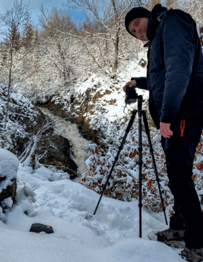 Roger Rottland am Wasserfall beim Fotografieren Einfach Roger